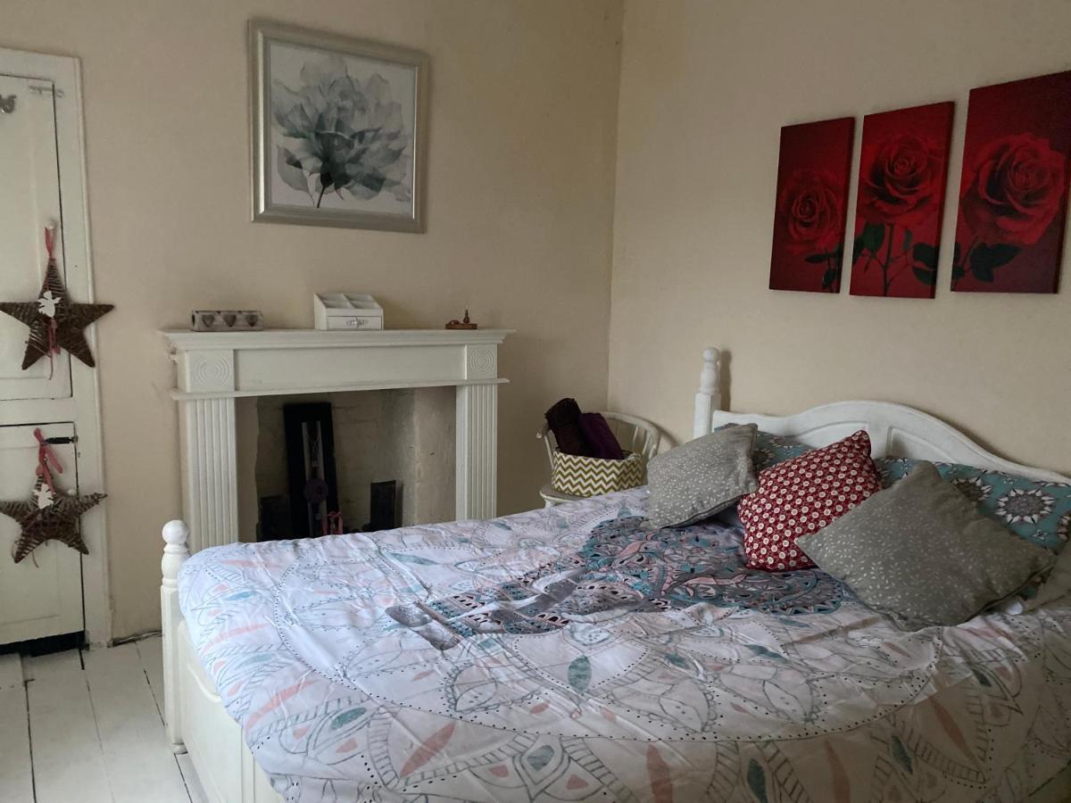 Stunning 2-Bed Apartment Above Schooners Bar Neath Exterior foto