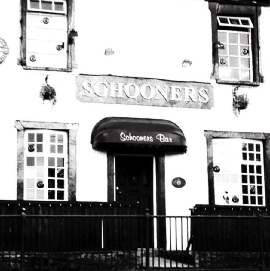 Stunning 2-Bed Apartment Above Schooners Bar Neath Exterior foto