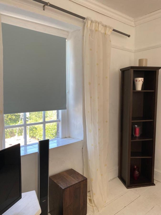 Stunning 2-Bed Apartment Above Schooners Bar Neath Exterior foto