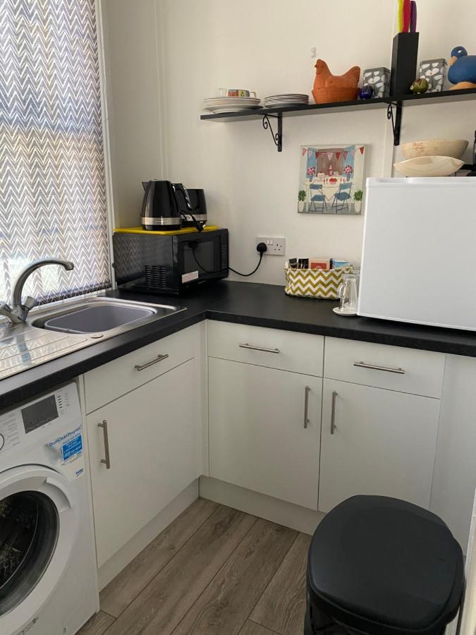 Stunning 2-Bed Apartment Above Schooners Bar Neath Exterior foto