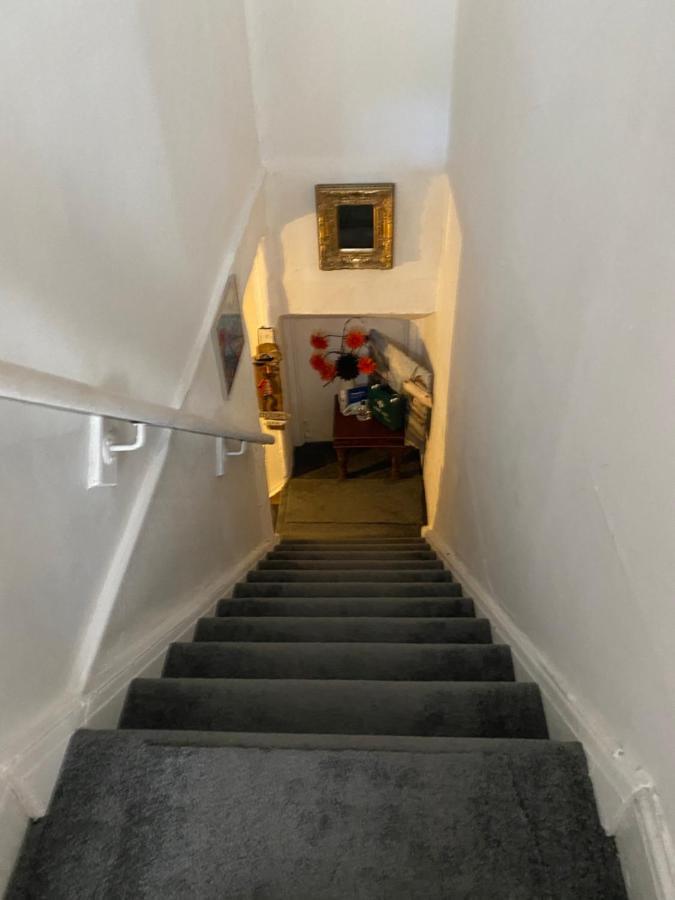 Stunning 2-Bed Apartment Above Schooners Bar Neath Exterior foto